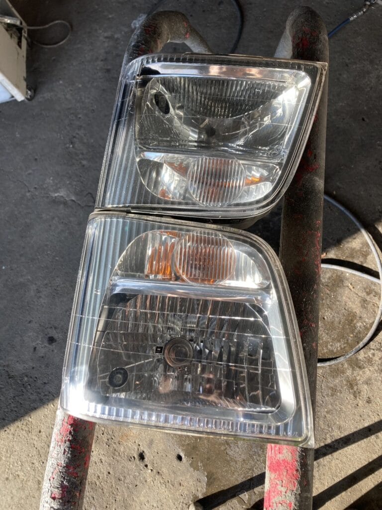 再生後のメインヘッドライト。内部の構造がくっきり見える。