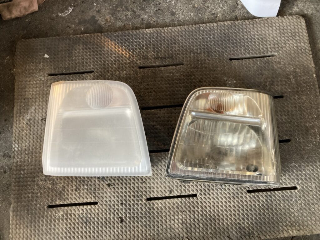 施工前のヘッドライトとコーナリングランプ。くもりと黄ばみが見られる。