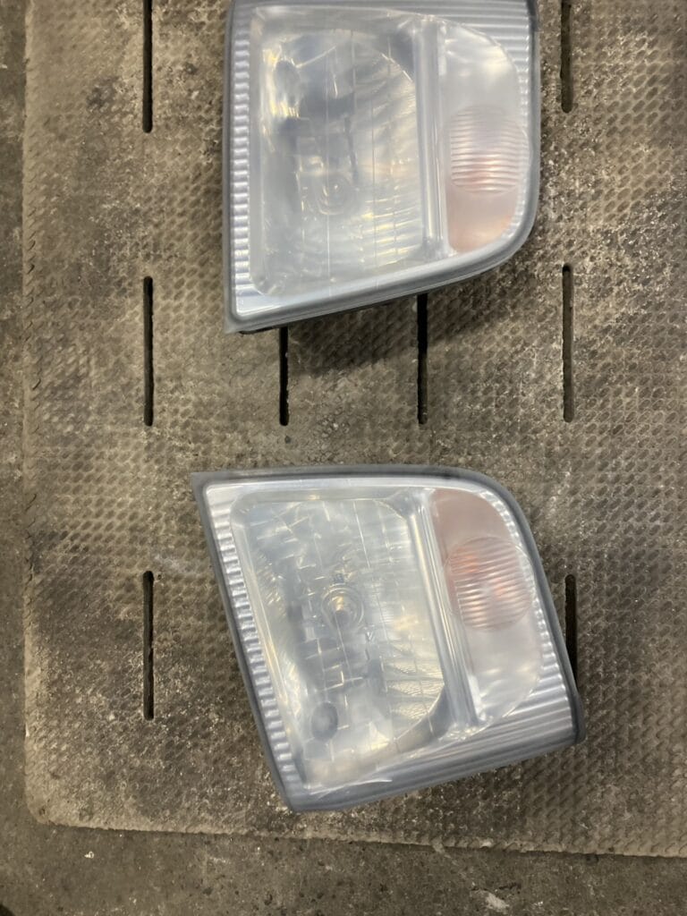 再生後のコーナリングランプ。新品のように透明度が高い。